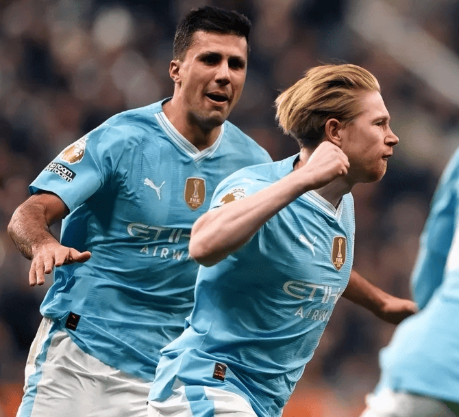 大反转！曼城三冠王功勋留队！瓜帅罕见开后门，德布劳内委屈了